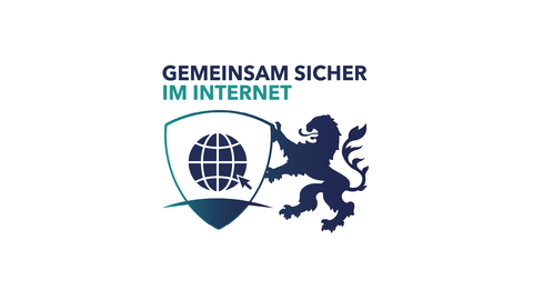 Das Logo zeigt einen aufsteigenden Hessenlöwen in Blau  unter dem Schriftzug Gemeinsam Sicher im Internet. Er hält einen Schild mit Blasonierung, die eine Weltkugel mit Mauszeiger als Internetsymbol darstellt