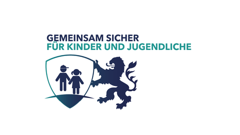 Gemeinsam Sicher für Kinder und Jugendliche Das Logo zeigt einen aufsteigenden Hessenlöwen in blau unter dem Schriftzug Gemeinsam Sicher für Kinder und Jugendliche, der einen Schild mit Blasonierung hält, die einen Jungen und ein Mädchen im Kindesalter zeigt