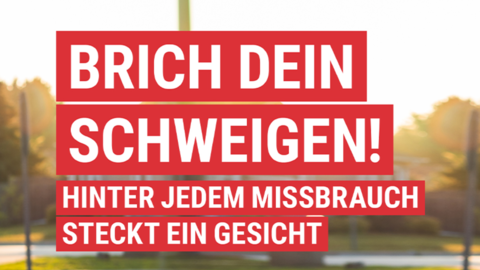 Brich dein Schweigen!  Der Text "Brich dein Schweigen! Hinter jedem Missbrauch steht ein Gesicht" in weißer Schrift auf rotem Grund