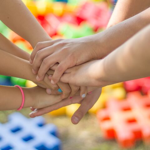 Teamwork Kinderhände die zusammen einschlagen